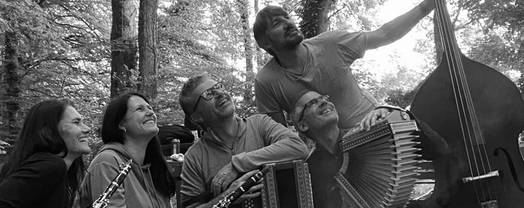 Gruppenbild der schweizer Ländlermusik-Band tubetänzig aus Laufenburg